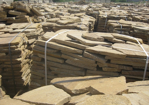 Kamenclub.ru: Песчаник пластушка желтый с рисунком (3 см)  купить в Челябинске песчаник желтый с рисунком, рыжий, желтый песчаник пластушка ландшафтная рваная 8 500 руб/м3   фото КАМЕНЬ КЛУБ