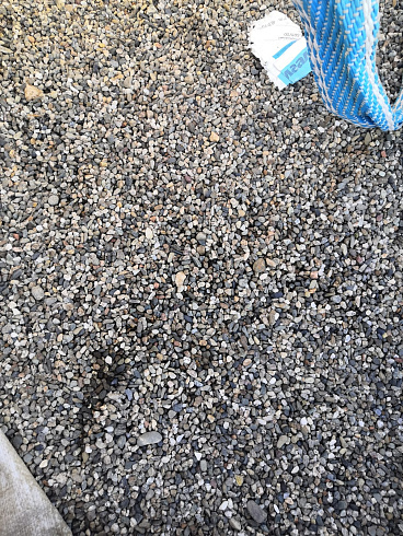 Kamenclub.ru: Галька речная окат (серая) фр.3-5 мм купить  в Челябинске галька речная серая бежевый темно-серый окатанный речной камень округлый 9500 руб/т   фото КАМЕНЬ КЛУБ