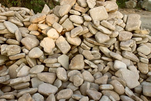 Kamenclub.ru: Песчаник для мощения дорожек, площадок, парковок ( фр 5-10 см)  купить в Челябинске песчаник  серый желтый коричневый рыжий песчаник оголтованный окатанный 6500 руб/т   фото КАМЕНЬ КЛУБ