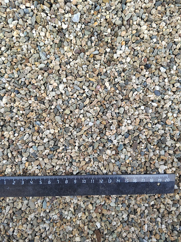 Kamenclub.ru: Галька речная окат (серая) фр.3-5 мм купить  в Челябинске галька речная серая бежевый темно-серый окатанный речной камень округлый 9500 руб/т   фото КАМЕНЬ КЛУБ