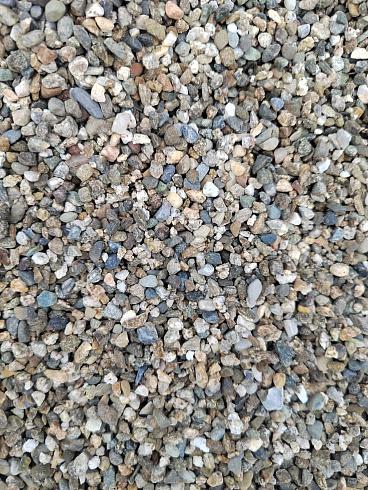Kamenclub.ru: Галька речная окат (серая) фр.3-5 мм купить  в Челябинске галька речная серая бежевый темно-серый окатанный речной камень округлый 9500 руб/т   фото КАМЕНЬ КЛУБ