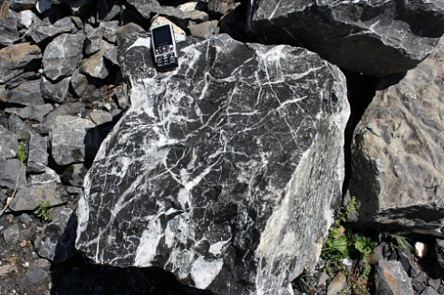 Kamenclub.ru: Черный мрамор скальник фр. 1000-1500 мм.  купить в Челябинске мрамор черный белый серый крупный колотый валун ландшафтный 9000 руб/т   фото КАМЕНЬ КЛУБ