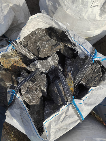 Kamenclub.ru: Черный мрамор скальник фр. 100-500 мм.  купить в Челябинске мрамор черный белый серый крупный колотый валун ландшафтный 8500 руб/т   фото КАМЕНЬ КЛУБ