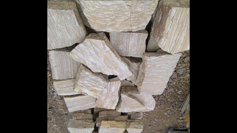 Kamenclub.ru: Песчаник пластушка желтый с рисунком (4-6 см)  купить в Челябинске плитняк пластушка желтый с рисунком песчаник 9 000 руб/м3   фото КАМЕНЬ КЛУБ