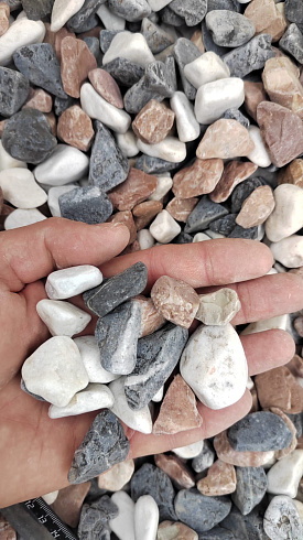 Kamenclub.ru: Мраморная крошка (щебень галтованный микс:белый-зеленый-розовый) фр.20-40 мм.  купить в Челябинске мрамор белый, зеленый, розовый мрамор декоративный (галтовка) 15500 руб/т   фото КАМЕНЬ КЛУБ