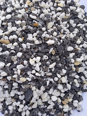 Kamenclub.ru: Мраморная крошка (щебень галтованный микс:: белый-черный) фр.5-10 мм  купить в Челябинске мрамор белый, черный, молочный, серый галтовка мраморная окатанная декоративная ландшафтная 15500 руб/т   фото КАМЕНЬ КЛУБ