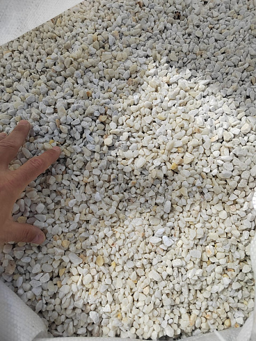 Kamenclub.ru: Мраморная крошка, щебень, цвет-белый, фр. 5-10 мм.  купить в Челябинске мрамор белый, айвори, молочный мраморная каменная крошка ландшафтная 12000 руб/т   фото КАМЕНЬ КЛУБ