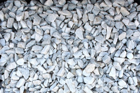 Kamenclub.ru: Мраморная крошка, щебень, цвет-белый, фр. 3-5 мм.  купить в Челябинске мрамор белый молочный бежевый мрамор колотый 11500 руб/т   фото КАМЕНЬ КЛУБ