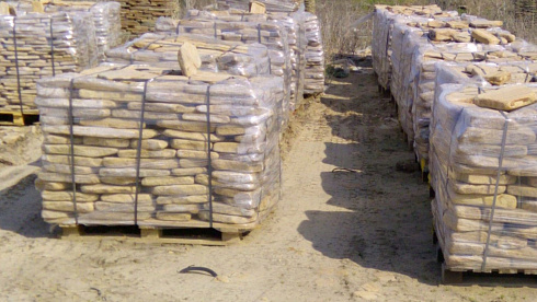 Kamenclub.ru: Песчаник пластушка галтованный желтый с рисунком (3 см)  купить в Челябинске плитняк - пластушка желтый песчаник 21000 руб/м3   фото КАМЕНЬ КЛУБ