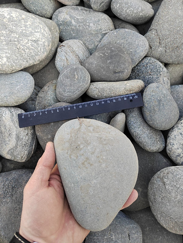 Kamenclub.ru: Галька речная плоская (серо-белая) фр. 70-120 мм. купить  в Челябинске галька галечник речной серый, белый окатанная плоская  природная галька 9000 руб/т   фото КАМЕНЬ КЛУБ