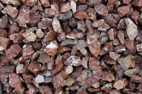 Kamenclub.ru: Мраморная крошка (щебень крошка розовый) фр. 3-5 мм.  купить в Челябинске мрамор розовый, красный декоративная ландшафтная мраморная крошка 11500 руб/т   фото КАМЕНЬ КЛУБ