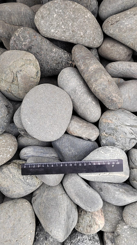 Kamenclub.ru: Галька речная окат (темно-серая) фр. 70-150 мм. купить  в Челябинске галька речная темно-серая, синяя, серая речная галька округлая  8000 руб/т   фото КАМЕНЬ КЛУБ