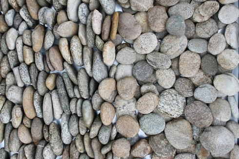 Kamenclub.ru: Галька речная плоская (серо-белая) фр. 70-120 мм. купить  в Челябинске галька галечник речной серый, белый окатанная плоская  природная галька 9000 руб/т   фото КАМЕНЬ КЛУБ