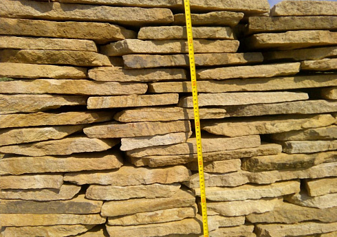 Kamenclub.ru: Песчаник пластушка желтый с разводом под дерево (2 см)  купить в Челябинске плитняк желтый с разводами, желтый, рыжий, серый песчаник пластушка рваная ландшафтная 11 000 руб/м3   фото КАМЕНЬ КЛУБ