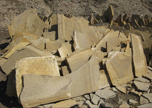 Kamenclub.ru: Форматный камень (плаха) пошаговая дорожка от 70-150 см (4 -12 см)  купить в Челябинске плитняк  форматный плаха желтый песчаник 9 000 руб/т   фото КАМЕНЬ КЛУБ