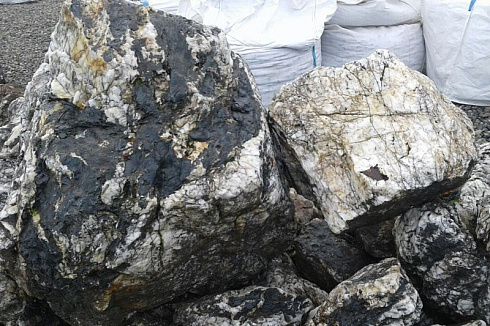 Kamenclub.ru: Черный гранит - кварцит фр. 100-500 мм.  купить в Челябинске мрамор гранит черный с белыми прожилками, серый, белый валун скальный колотый 7000 руб/т   фото КАМЕНЬ КЛУБ