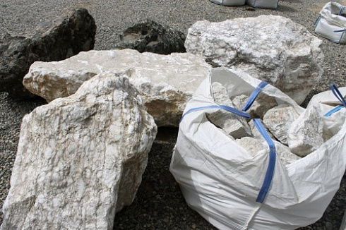 Kamenclub.ru: Мраморизированный известняк фр. 100-500 мм.  купить в Челябинске известняк серый белый темно-серый сероватый валун природного образования окатанный 10500 руб/т   фото КАМЕНЬ КЛУБ