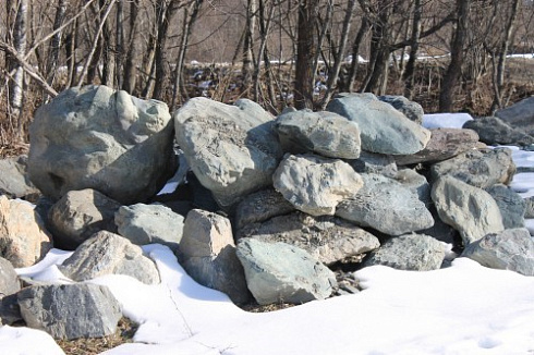 Kamenclub.ru: Гранит скальник (серо-зеленый) фр. 500-1500 мм.  купить в Челябинске гранит мрамор  серый зеленый темно-серый глыба скальная колотая ландшафтная 7 500 руб/т   фото КАМЕНЬ КЛУБ