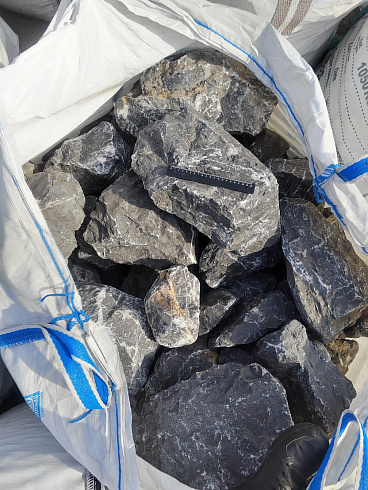 Kamenclub.ru: Черный мрамор скальник фр. 100-500 мм.  купить в Челябинске мрамор черный белый серый крупный колотый валун ландшафтный 8500 руб/т   фото КАМЕНЬ КЛУБ