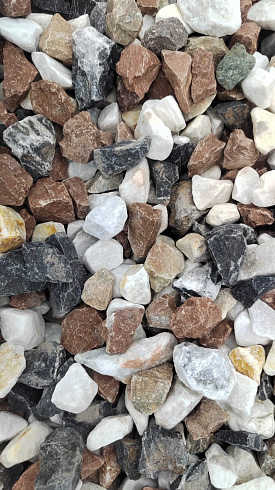 Kamenclub.ru: Мраморная крошка (щебень крошка микс : белый-черный-розовый) фр. 20-40 мм.  купить в Челябинске мрамор белый, черный, розовый декоративная ландшафтная крошка 12000 руб/т   фото КАМЕНЬ КЛУБ