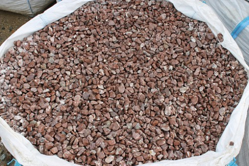 Kamenclub.ru: Мраморная крошка (щебень галтованный розовый) фр.10-20 мм.  купить в Челябинске мрамор розовый, красный ландшафтный декоративный окатанный округлый щебень 15000 руб/т   фото КАМЕНЬ КЛУБ