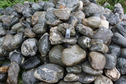 Kamenclub.ru: Валунчик Паутинник фр.100-300 мм  купить в Челябинске крупный природный камень галечник темно-серый с прожилками белый черный речной валунчик 5000 руб/т   фото КАМЕНЬ КЛУБ