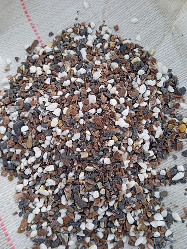 Kamenclub.ru: Мраморная крошка (щебень крошка микс: белый-зеленый-розовый) фр. 3-5 мм.  купить в Челябинске мрамор белый, зеленый, розовый мраморная декоративная крошка каменная 12000 руб/т   фото КАМЕНЬ КЛУБ