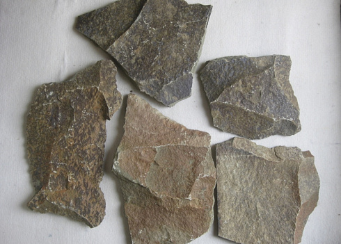 Kamenclub.ru: Песчаник пластушка "фонтанка" серо-зеленая (3,0-5,0 см)  купить в Челябинске песчаник серо-зеленая колотые плитки облицовочные пластушки 11400 руб/м3   фото КАМЕНЬ КЛУБ