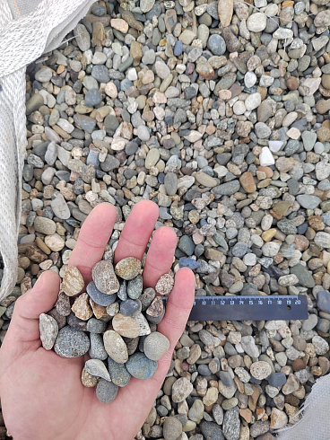Kamenclub.ru: Галька речная окат (серая) фр.10-20 мм купить  в Челябинске галька речная серая, серый, темно-серый, светло-серый, коричневый ландшафтная декоративная речная окатанная округлая галька 5000 руб/т   фото КАМЕНЬ КЛУБ