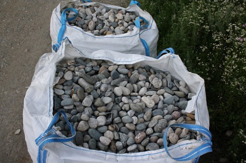 Kamenclub.ru: Галька речная окат (ассорти) фр. 50-100 мм. купить  в Челябинске галька природная округлая серая белая черная серая коричневая синяя галька речная окатанная округлая 6200 руб/т   фото КАМЕНЬ КЛУБ