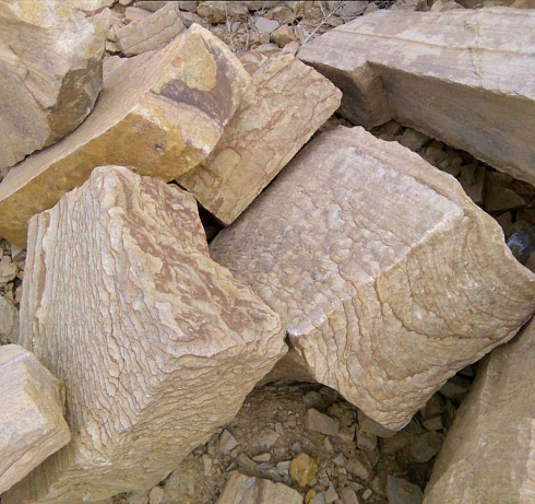 Kamenclub.ru: Песчаник пластушка желтый с рисунком (7-15 см)  купить в Челябинске плитняк - пластушка - бут желтый песчаник 10200 руб/м3   фото КАМЕНЬ КЛУБ