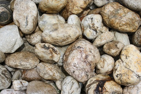 Kamenclub.ru: Кварцевый валунчик фр.100-300 мм.  купить в Челябинске кварц белый, бежевый молочный рыжий крупный природный камень галечник 7850 руб/т   фото КАМЕНЬ КЛУБ