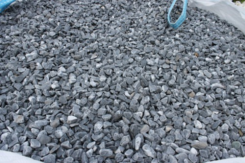 Kamenclub.ru: Щебень галтованный черный (мрамор) фр.10-20 мм.  купить в Челябинске мрамор черный с белыми прожилками, черный, белый окатанный округлый ландшафтный декоративный щебень 15000 руб/т   фото КАМЕНЬ КЛУБ
