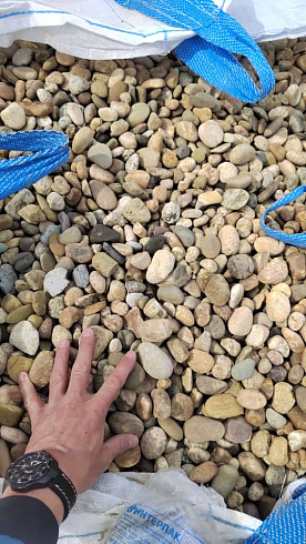 Kamenclub.ru: Галька речная окат рыжая фр. 20-40 мм. купить  в Челябинске галька речная окатанная рыжая желтая серая округлая речная галька 5000 руб/т   фото КАМЕНЬ КЛУБ