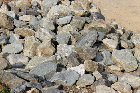 Kamenclub.ru: Гранит скальник (серо-зеленый) фр. 100-500 мм.  купить в Челябинске гранит зеленый, серый, салатовый крупный ландшафтный валун 6 000 руб/т   фото КАМЕНЬ КЛУБ