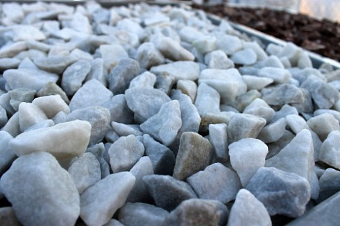 Kamenclub.ru: Мраморная крошка, щебень, цвет-белый,  фр. 20-40 мм.  купить в Челябинске мрамор белый молочный слоновая кость айвори  мраморная крошка ландшафтная 12000 руб/т   фото КАМЕНЬ КЛУБ