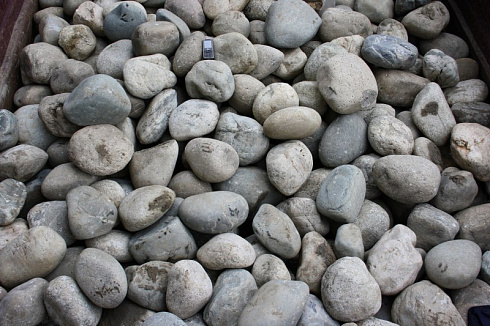 Kamenclub.ru: Темно-серый валунчик фр.100-300 мм.  купить в Челябинске крупный природный камень серый, темно-серый, светло-серый речная галька большого размера окатанная 4500 руб/т   фото КАМЕНЬ КЛУБ