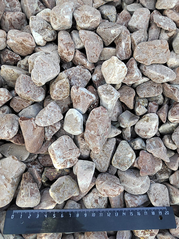 Kamenclub.ru: Мраморная крошка (щебень галтованный розовый) фр.20-40 мм.  купить в Челябинске мрамор розовый, красный оголтованный округлый щебень  15000 руб/т   фото КАМЕНЬ КЛУБ