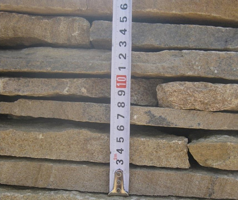 Kamenclub.ru: Песчаник пластушка желтый с разводом под дерево (2 см)  купить в Челябинске плитняк желтый с разводами, желтый, рыжий, серый песчаник пластушка рваная ландшафтная 11 000 руб/м3   фото КАМЕНЬ КЛУБ