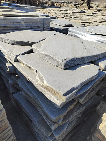 Kamenclub.ru: Песчаник пластушка галтованная светло-серая (3,0 см)  купить в Челябинске песчаник светло-серый, серый ландшафтный камень рваный колотый 21000 руб/м3   фото КАМЕНЬ КЛУБ