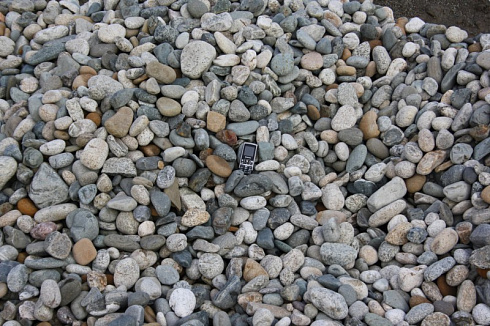 Kamenclub.ru: Галька речная окат (серая) фр.40-60 мм купить  в Челябинске галька речная серый бежевый рыжий коричневый округлый речной камень 5000 руб/т   фото КАМЕНЬ КЛУБ