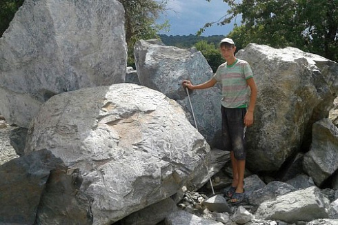 Kamenclub.ru: Змеевик скальник фр. 500-1500 мм.  купить в Челябинске змеевик зеленый серый черный глыба скальная колотая 7500 руб/т   фото КАМЕНЬ КЛУБ