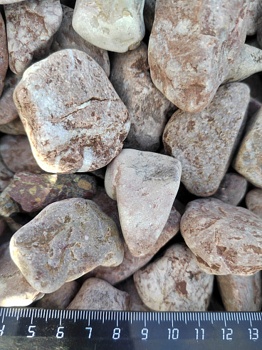 Kamenclub.ru: Мраморная крошка (щебень галтованный розовый) фр.20-40 мм.  купить в Челябинске мрамор розовый, красный оголтованный округлый щебень  15000 руб/т   фото КАМЕНЬ КЛУБ