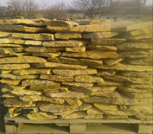 Kamenclub.ru: Песчаник пластушка "фонтанка" желтая (3,0 - 5,0 см)  купить в Челябинске песчаник желтая, рыжий, желтый песчаник колотый рваный со сколом облицовочный 16200 руб/м3   фото КАМЕНЬ КЛУБ