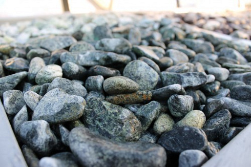 Kamenclub.ru: Щебень галтованный зеленый (змеевик) фр. 20-40 мм.  купить в Челябинске мрамор зеленый, салатовый оголтованный щебень мраморный 12500 руб/т   фото КАМЕНЬ КЛУБ