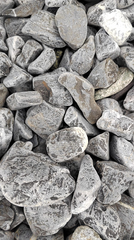 Kamenclub.ru: Щебень галтованный черный (мрамор) фр.40-70 мм.  купить в Челябинске мрамор черный с белыми прожилками, черный, белый щебень галтованный округлый 13500 руб/т   фото КАМЕНЬ КЛУБ