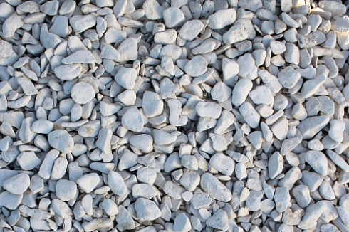 Kamenclub.ru: Мраморная крошка (щебень галтованный белый) фр.40-70 мм.  купить в Челябинске мрамор белый молочный айвори окатанный округлый природный камень 17000 руб/т   фото КАМЕНЬ КЛУБ