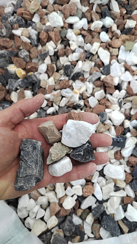 Kamenclub.ru: Мраморная крошка (щебень крошка микс : белый-черный-розовый) фр. 20-40 мм.  купить в Челябинске мрамор белый, черный, розовый декоративная ландшафтная крошка 12000 руб/т   фото КАМЕНЬ КЛУБ