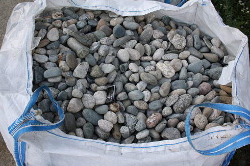Kamenclub.ru: Галька речная окат (серая) фр.40-60 мм купить  в Челябинске галька речная серый бежевый рыжий коричневый округлый речной камень 5000 руб/т   фото КАМЕНЬ КЛУБ