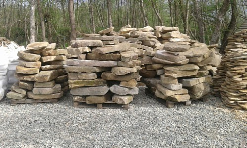 Kamenclub.ru: Песчаник плиты - плахи - пошаговые дорожки (фр. 70-150 мм)  купить в Челябинске песчаник серый бежевый желтый зеленый колотый песчаник строительный 6500 руб/т   фото КАМЕНЬ КЛУБ